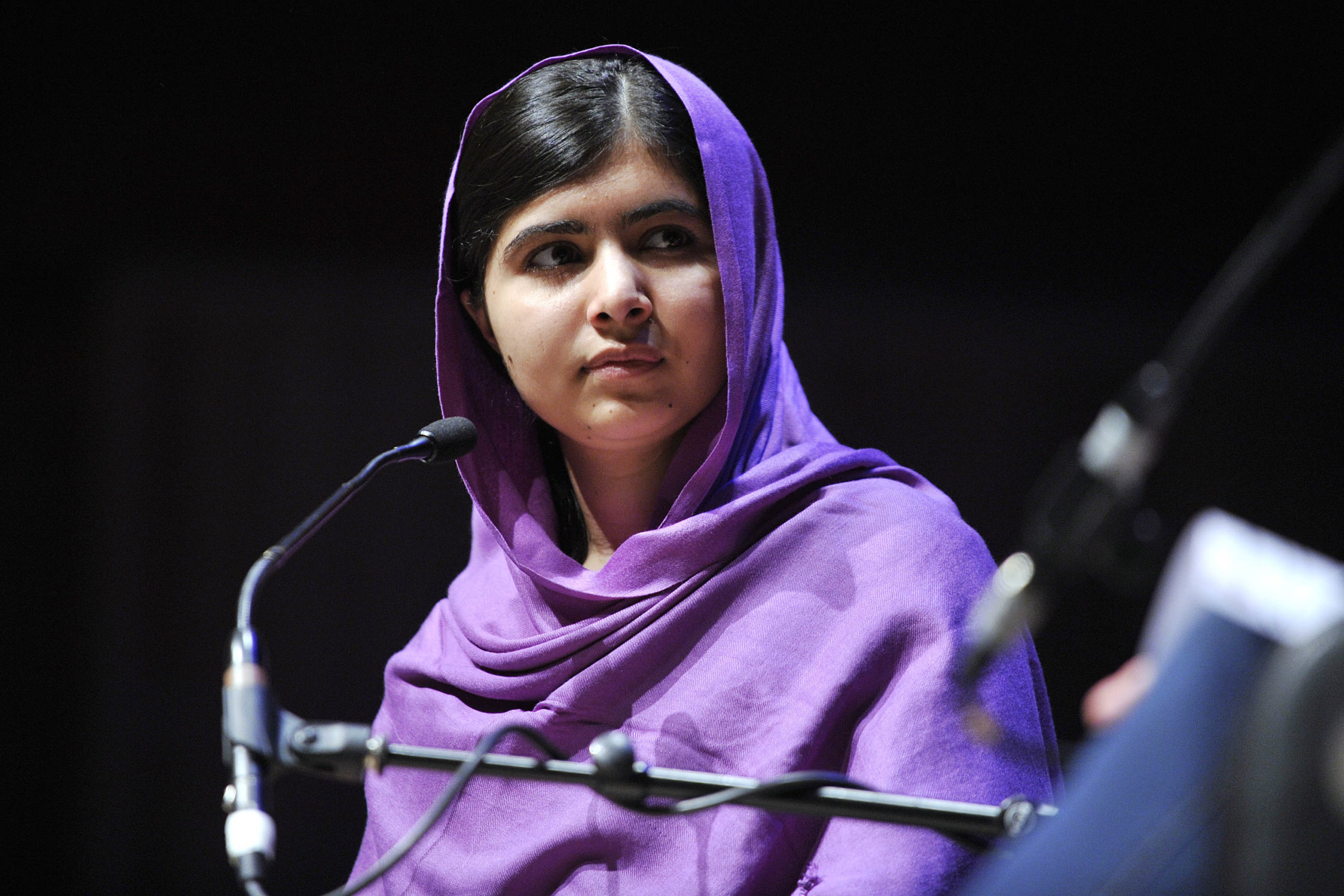 Malala Yousafzai dando entrevista sobre sua autobiografia