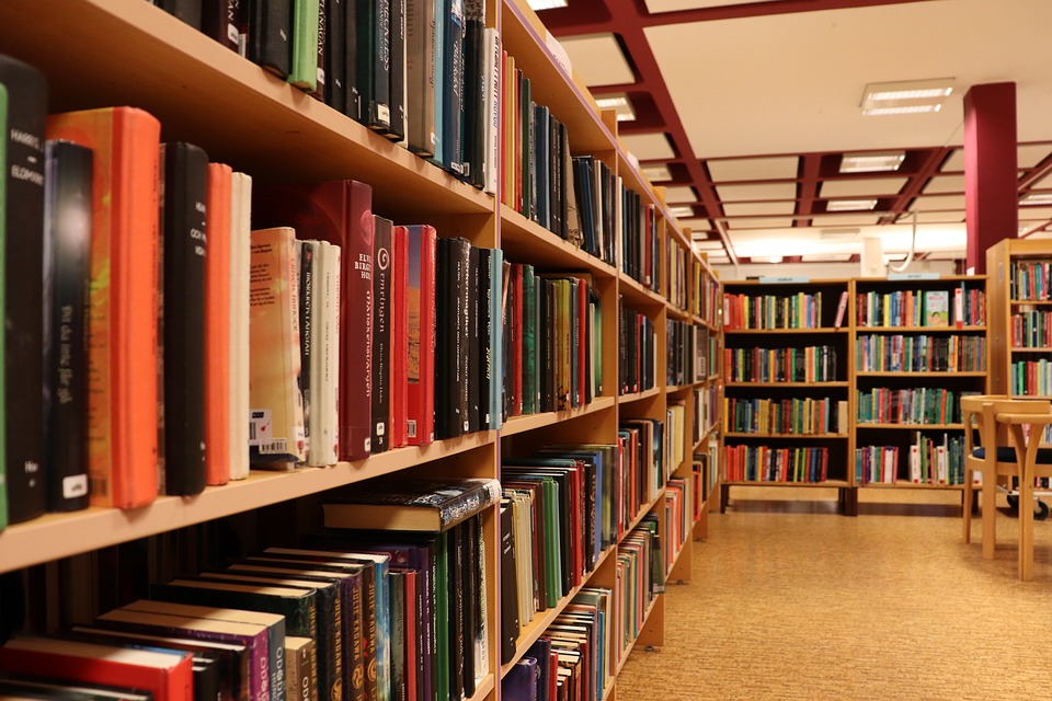 Uma biblioteca com muitas estantes